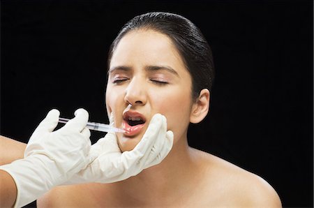 face front man - Surgeon's hand injecting on woman's lip Foto de stock - Sin royalties Premium, Código: 630-03480277
