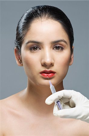 face front man - Surgeon's hand injecting on woman's lip Foto de stock - Sin royalties Premium, Código: 630-03480279