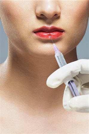 face front man - Surgeon's hand injecting on woman's lip Foto de stock - Sin royalties Premium, Código: 630-03480280