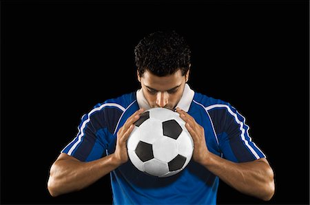 soccer player holding ball - Homme embrasser un ballon de soccer Photographie de stock - Premium Libres de Droits, Code: 630-03480326