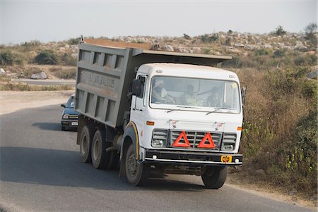 driving in asia - Truck on the road, Gurgaon, Haryana, India Foto de stock - Sin royalties Premium, Código: 630-03480516