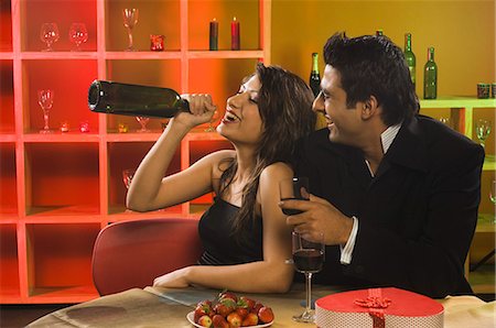 simsearch:625-00902698,k - Close-up of a couple drinking wine in a bar Foto de stock - Sin royalties Premium, Código: 630-03480565