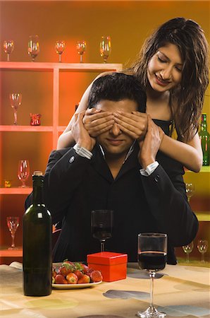 simsearch:625-00902698,k - Woman covering eyes of her boyfriend in a bar Foto de stock - Sin royalties Premium, Código: 630-03480568