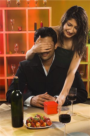 simsearch:625-00902698,k - Woman covering eyes of her boyfriend in a bar Foto de stock - Sin royalties Premium, Código: 630-03480569