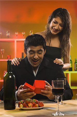 simsearch:625-00902698,k - Woman giving a present to her boyfriend in a bar Foto de stock - Sin royalties Premium, Código: 630-03480570