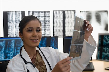 simsearch:630-03480875,k - Portrait of a female doctor holding an X-Ray report and smiling Foto de stock - Sin royalties Premium, Código: 630-03480746