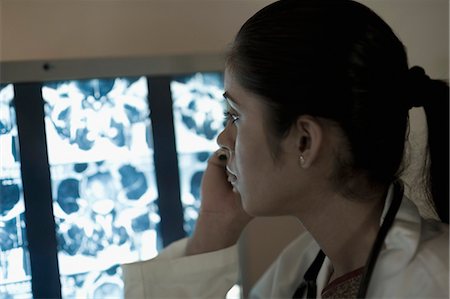 simsearch:6109-06195988,k - Female doctor examining an X-Ray report Foto de stock - Sin royalties Premium, Código: 630-03480753