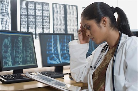 Female doctor holding a clipboard Stock Photo - Premium Royalty-Free, Code: 630-03480770