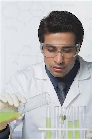 Scientist experimenting in a laboratory Stock Photo - Premium Royalty-Free, Code: 630-03480796