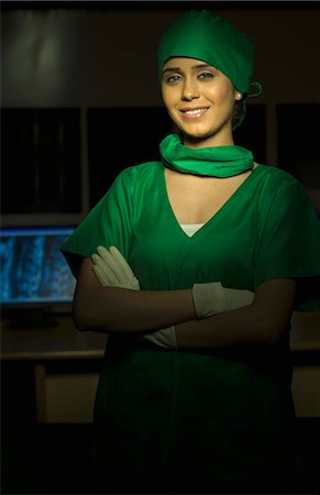 surgical gown - Portrait d'un femme chirurgien souriant Photographie de stock - Premium Libres de Droits, Code: 630-03480826