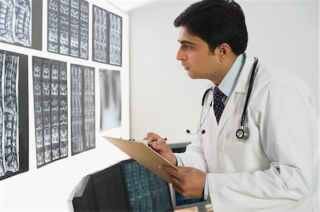 Male doctor writing a prescription Stock Photo - Premium Royalty-Free, Code: 630-03480905