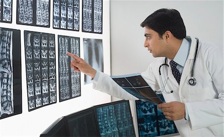simsearch:630-03481457,k - Male doctor examining X-Ray report Foto de stock - Sin royalties Premium, Código: 630-03480901