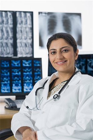 simsearch:630-03480875,k - Portrait of a female doctor smiling Foto de stock - Sin royalties Premium, Código: 630-03480918