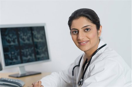 simsearch:630-03480875,k - Portrait of a female doctor smiling Foto de stock - Sin royalties Premium, Código: 630-03480920