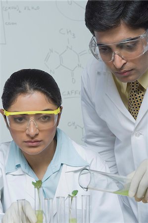 simsearch:694-03331631,k - Scientists experimenting in a laboratory Stock Photo - Premium Royalty-Free, Code: 630-03480957