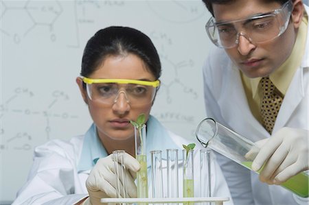 simsearch:694-03331631,k - Scientists experimenting in a laboratory Stock Photo - Premium Royalty-Free, Code: 630-03480958