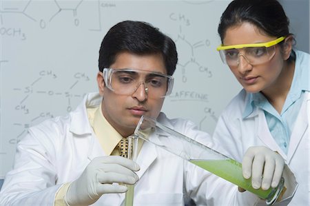 simsearch:694-03331631,k - Scientists experimenting in a laboratory Stock Photo - Premium Royalty-Free, Code: 630-03480963