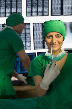 surgical gown - Portrait d'une femme médecin souriant Photographie de stock - Premium Libres de Droits, Code: 630-03480999