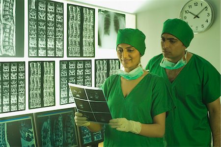 surgical gown - Chirurgiens, examinant le rapport de rayons x Photographie de stock - Premium Libres de Droits, Code: 630-03481007