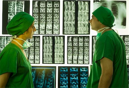 radiographs - Surgeons examining X-Ray report Stock Photo - Premium Royalty-Free, Code: 630-03481013