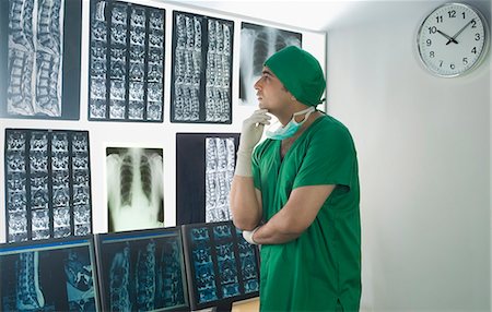 simsearch:630-03481457,k - Male doctor examining X-Ray report Foto de stock - Sin royalties Premium, Código: 630-03481021