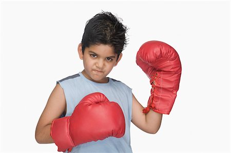 Portrait of a boy wearing boxing gloves Foto de stock - Sin royalties Premium, Código: 630-03481265