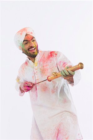 Homme jouer Holi avec un pichkari Photographie de stock - Premium Libres de Droits, Code: 630-03482912