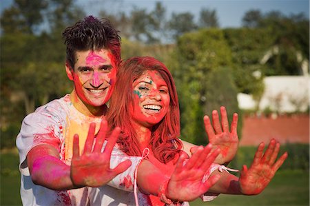 Couple montrant leurs mains colorées tout en célébrant le Holi Photographie de stock - Premium Libres de Droits, Code: 630-03482957