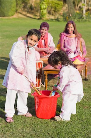 Famille fête Holi avec des couleurs Photographie de stock - Premium Libres de Droits, Code: 630-03483020