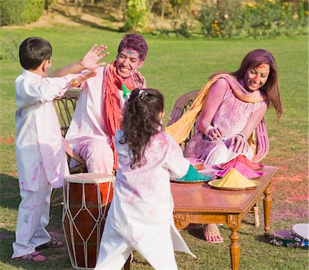 Famille fête Holi avec des couleurs Photographie de stock - Premium Libres de Droits, Code: 630-03483021