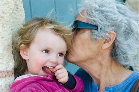 Grand-mère baiser jeune petite-fille Photographie de stock - Premium Libres de Droits, Code: 632-05401044