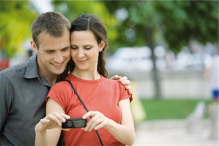 Couple posing for photo outdoors Foto de stock - Sin royalties Premium, Código: 632-05553940