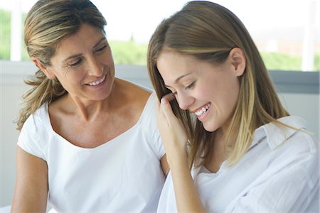 Mother and daughter talking together Foto de stock - Sin royalties Premium, Código: 632-05553987