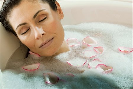 Femme se détendre dans le bain à bulles Photographie de stock - Premium Libres de Droits, Code: 632-05604382