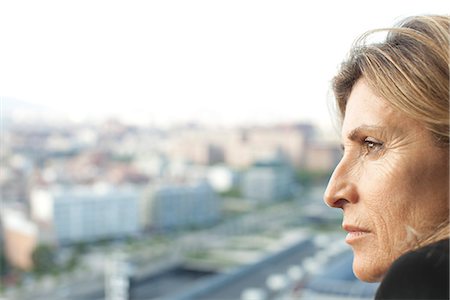 simsearch:632-05845617,k - Woman looking at view, side view Stock Photo - Premium Royalty-Free, Code: 632-05604577