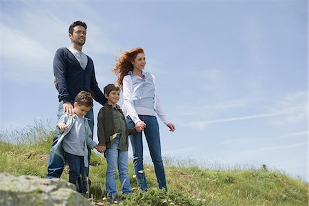 simsearch:632-01150248,k - Parents and young boys standing on meadow, portrait Foto de stock - Sin royalties Premium, Código: 632-05604572