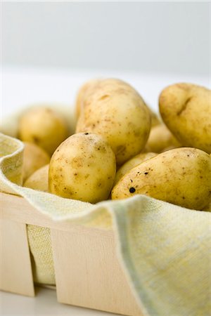 potato farm - Fresh potatoes in basket Stock Photo - Premium Royalty-Free, Code: 632-05603807