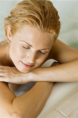 simsearch:633-06354677,k - Woman relaxing in bath Stock Photo - Premium Royalty-Free, Code: 632-05603844