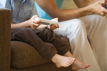 entertainment and game - Father and son playing video game together, cropped Foto de stock - Sin royalties Premium, Código: 632-05603899