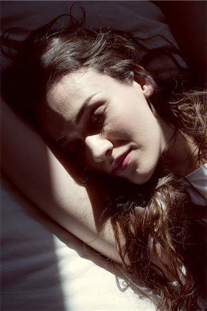 Mid-adult woman sleeping, morning light shinning on face Foto de stock - Sin royalties Premium, Código: 632-05759495