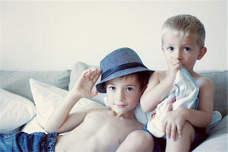 Jeunes frères ensemble sur le canapé, portrait Photographie de stock - Premium Libres de Droits, Code: 632-05759513