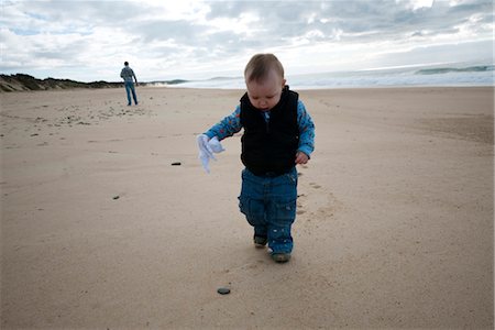 Toddler walking on beach Foto de stock - Sin royalties Premium, Código: 632-05759701