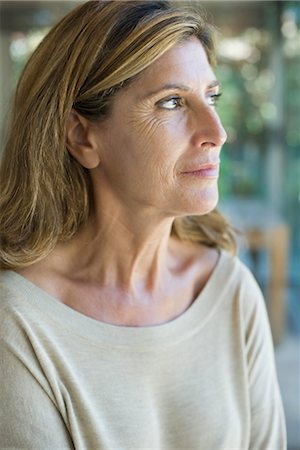 simsearch:632-05845617,k - Woman looking away in thought, portrait Stock Photo - Premium Royalty-Free, Code: 632-05759977