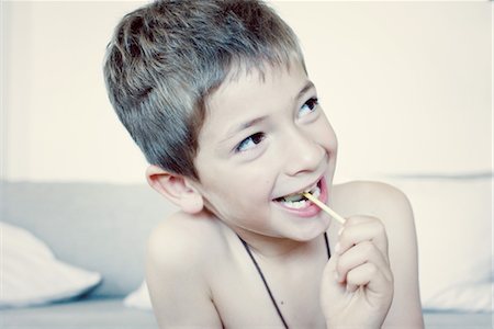 sucking - Little boy eating lollipop, portrait Stock Photo - Premium Royalty-Free, Code: 632-05760093