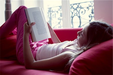 preteen long hair - Girl reading book on couch Foto de stock - Sin royalties Premium, Código: 632-05760263