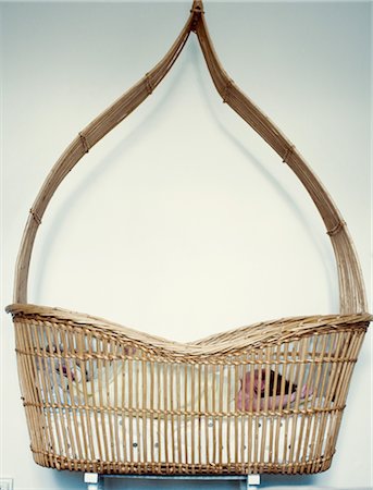 Baby lying in wicker basket Foto de stock - Sin royalties Premium, Código: 632-05760618