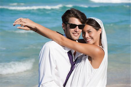 Bride and groom embracing at the beach, portrait Stock Photo - Premium Royalty-Free, Code: 632-05760769