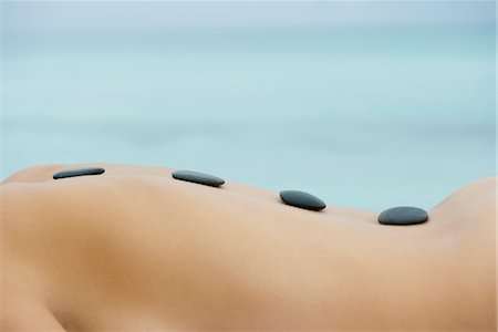 Femme nue recevant le massage aux pierres chaudes, moyenne section Photographie de stock - Premium Libres de Droits, Code: 632-05816488