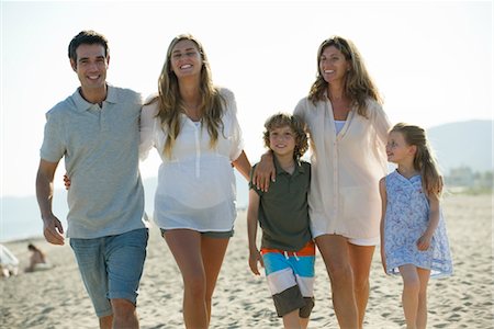 Famille de marcher ensemble sur la plage Photographie de stock - Premium Libres de Droits, Code: 632-05816711
