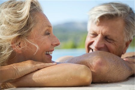 Mature couple relaxing together in pool Foto de stock - Sin royalties Premium, Código: 632-05816912